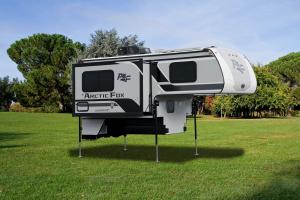 Arctic Fox Camper 811