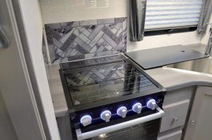 Arctic Fox Camper 811