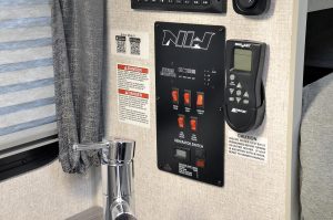 Arctic Fox Camper 811