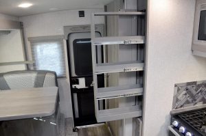 Arctic Fox Camper 811