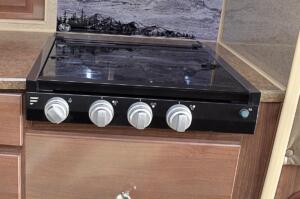 3 Burner Cooktop (Del Oven) – No Charge
